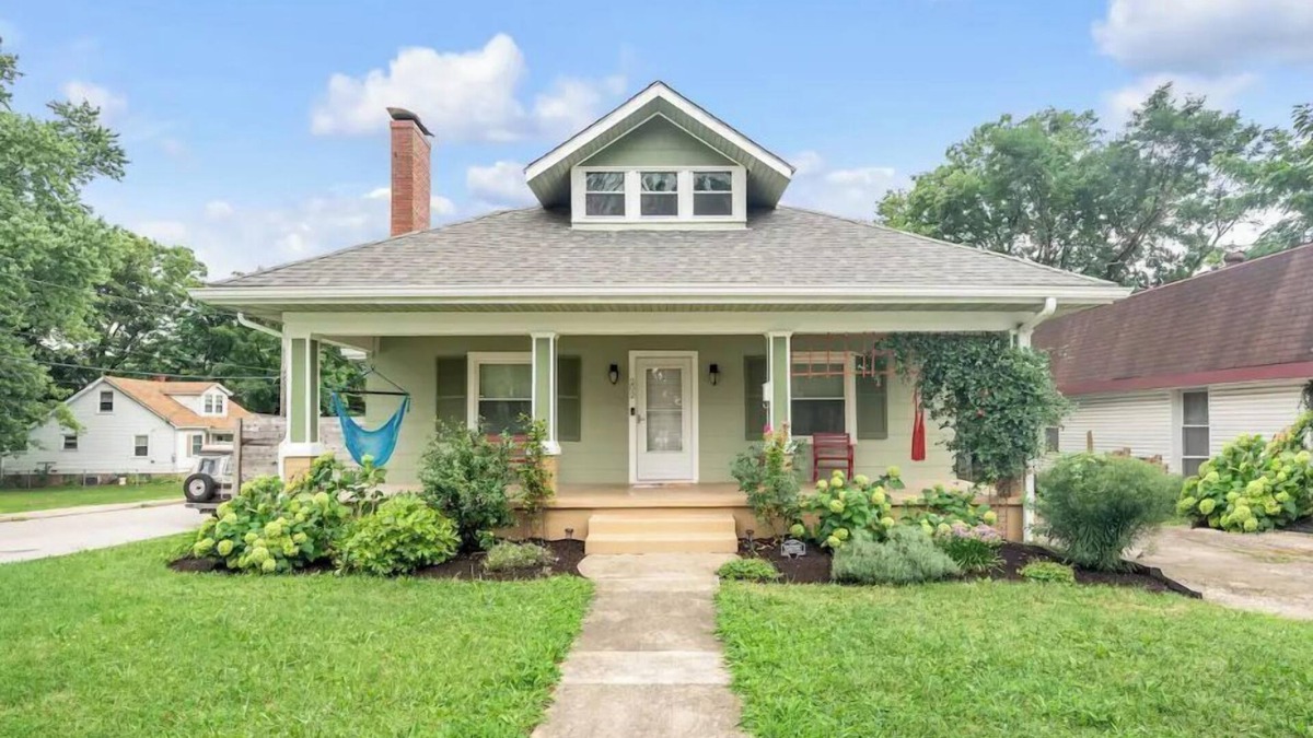 Melrose - Oakpark House | No Prob-Llama Lex - Distillery District Charmer
