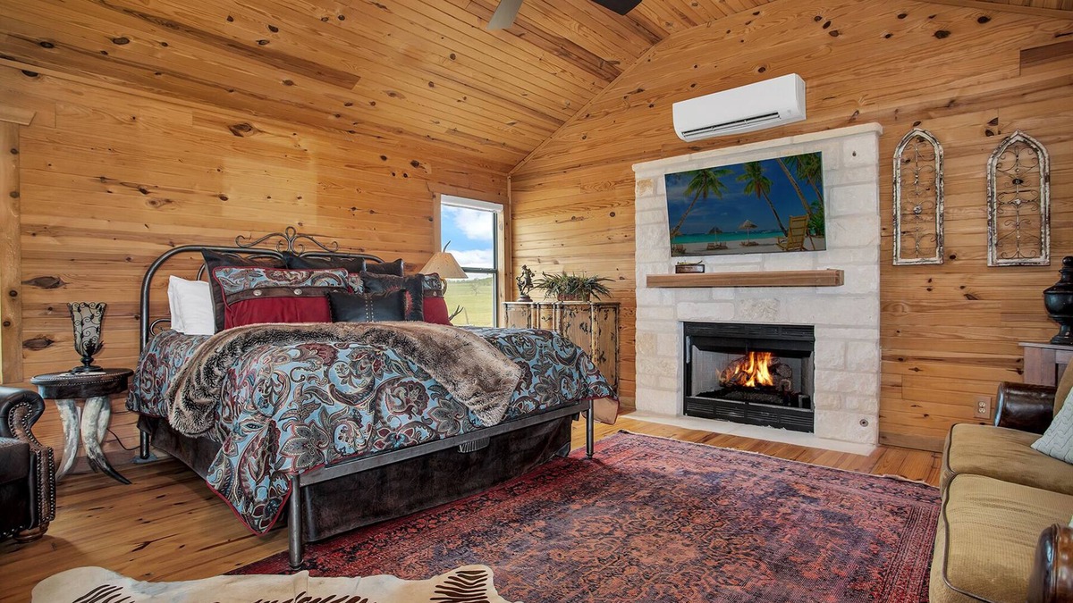 Fredericksburg Cabin | No Rancho Properties Hilltop Hideaway | King Bed | Hot Tub |Beautiful Views