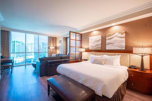 Las Vegas House | No Resort Fee Strip View Suite+ Free Valet + Pool