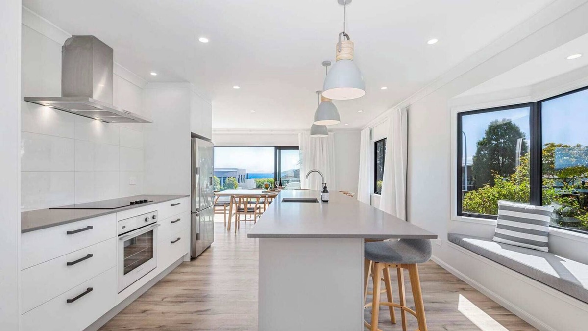 Hilltop House | *No Service Fee* Spectacular Views – Walk to Lake