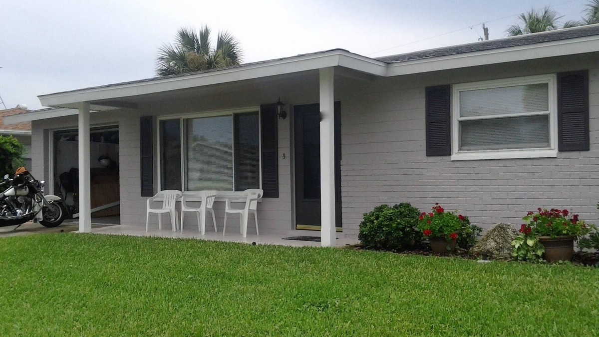 Oakview Heights House | No snow here. 5 minute walk to the beach. Quiet neighborhood.