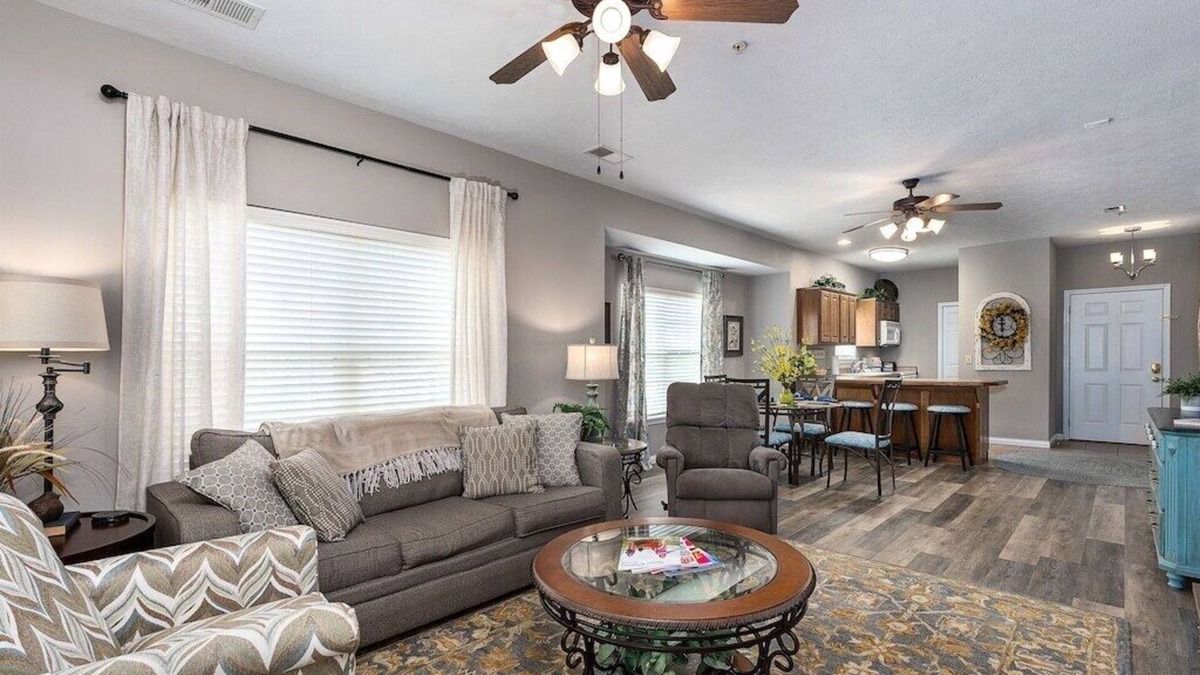 Branson West Condo | No Stairs! 2 miles to Silver Dollar City, Ozark views, resort amenities & more!