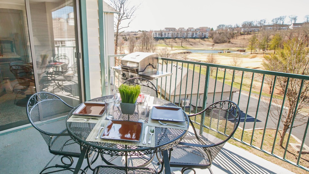 Branson Condo | No Stairs! Great View - Massage Chair - Central Branson- Heated Pool-King Beds
