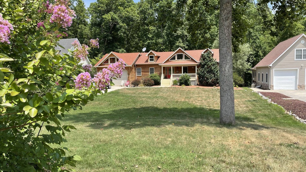 Sloans Valley House | 'No Wake Zone' is Lakefront and close to the boat ramp