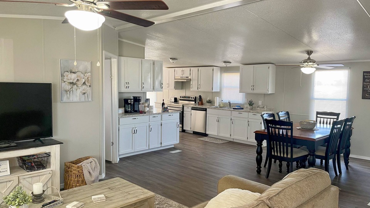 Mead House | "No Worries" less than 10 minutes from Lake Texoma and Choctaw Casino