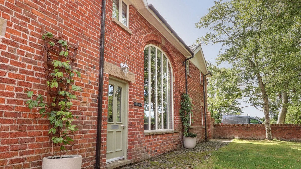 Hambleton Cottage | NOAH'S BARN, pet friendly, with hot tub in Hambleton, Lancashire