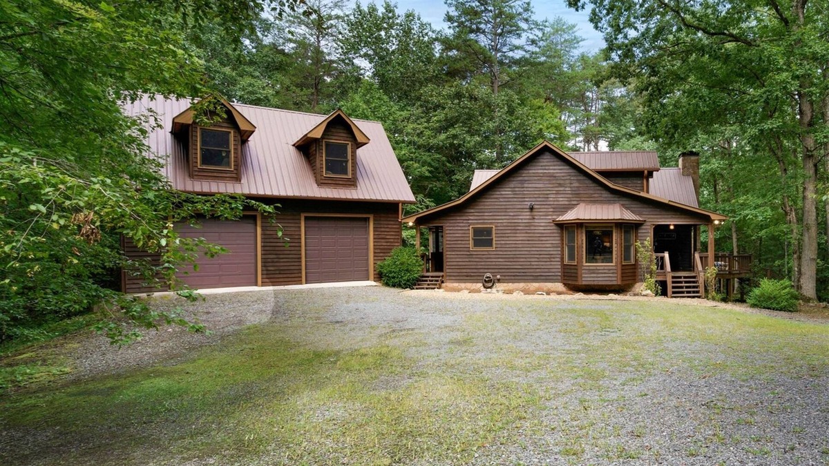 Morganton Cabin | Noble Crest – Luxe Lodge, Game Haven, Large Backyard, Deck & Starry Night Views