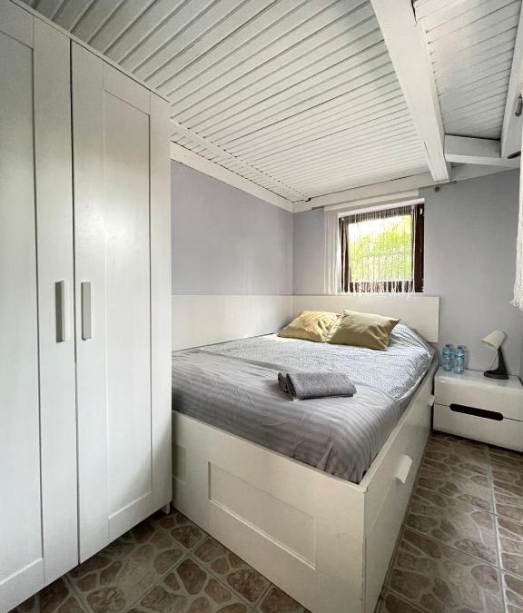 Murowana Goslina Apartment | Noclegi nad jeziorem w Puszczy Zielonka