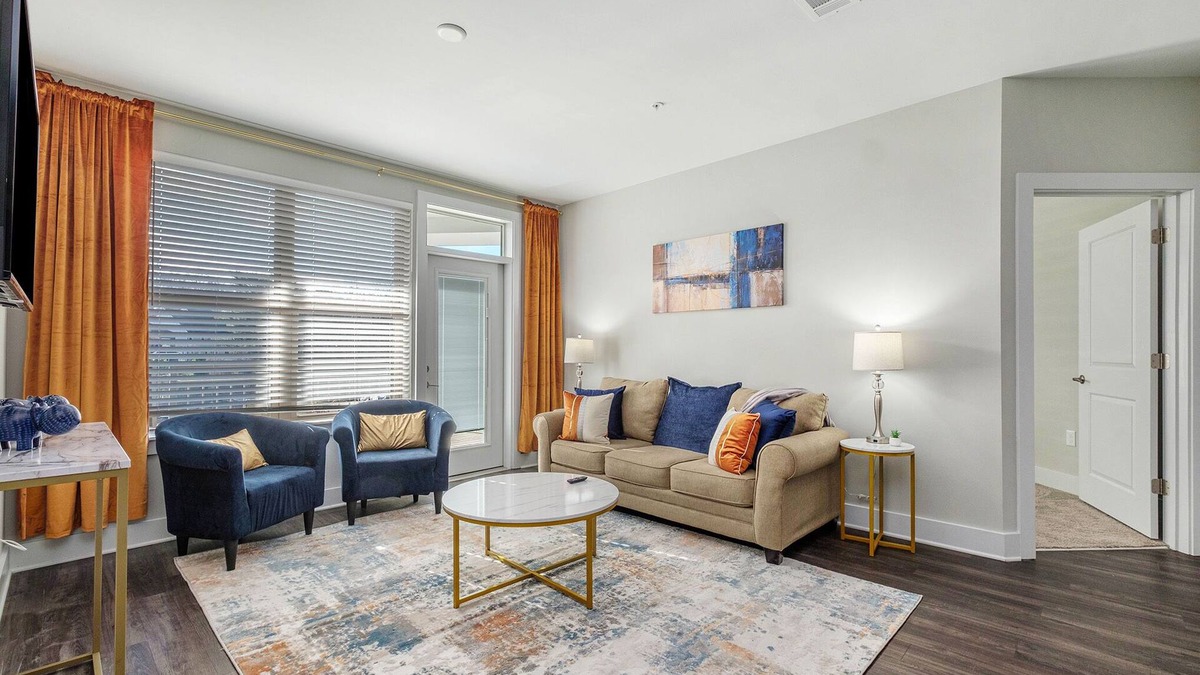 Villa Heights Apartment | NoDa 2Bdr w/2 King beds| Free Parking| Fast-Wi-Fi| Smart TVs| Balcony
