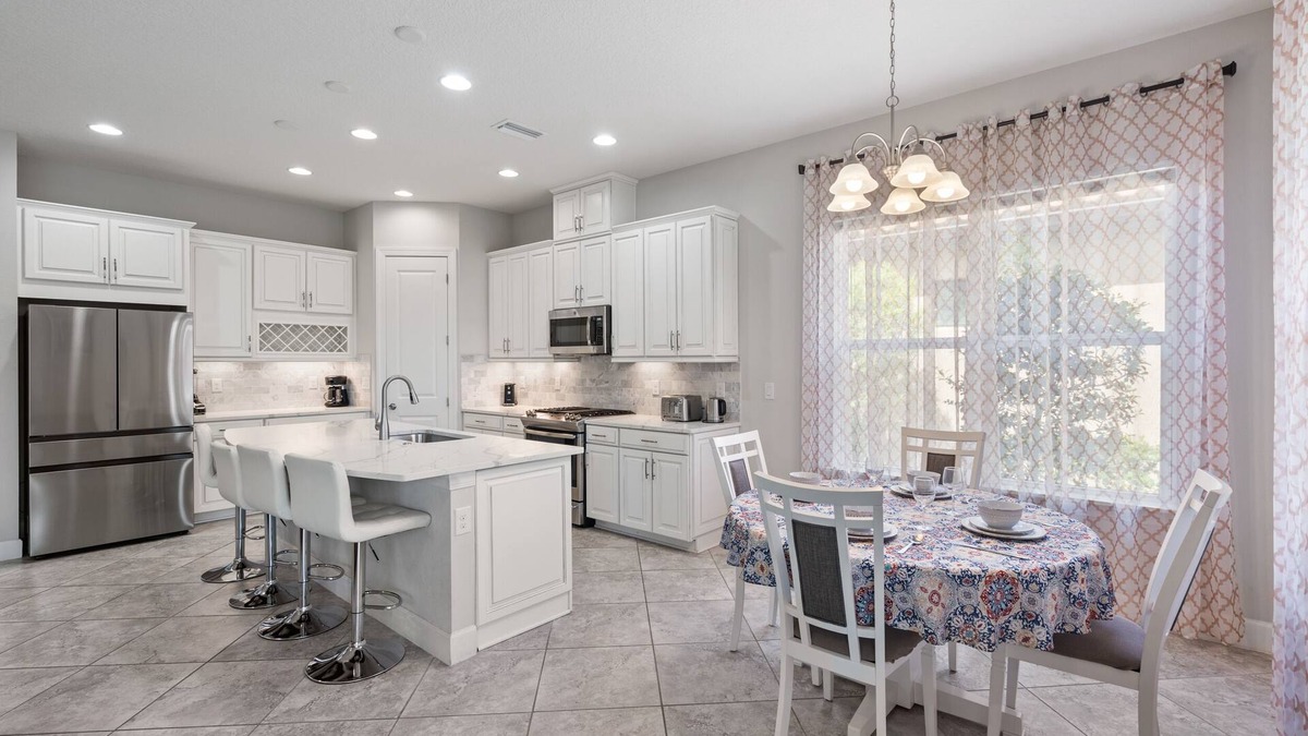 Laurel House | Nokomis Retreat with Heated Community Pool, Tennis, Pickleball & 3 Ensuite BR