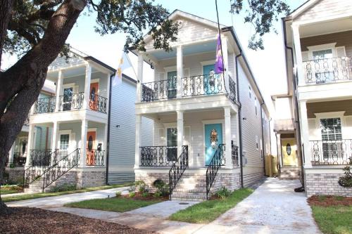 Tulane - Gravier House | Nola Stay Patio French Quarter Events