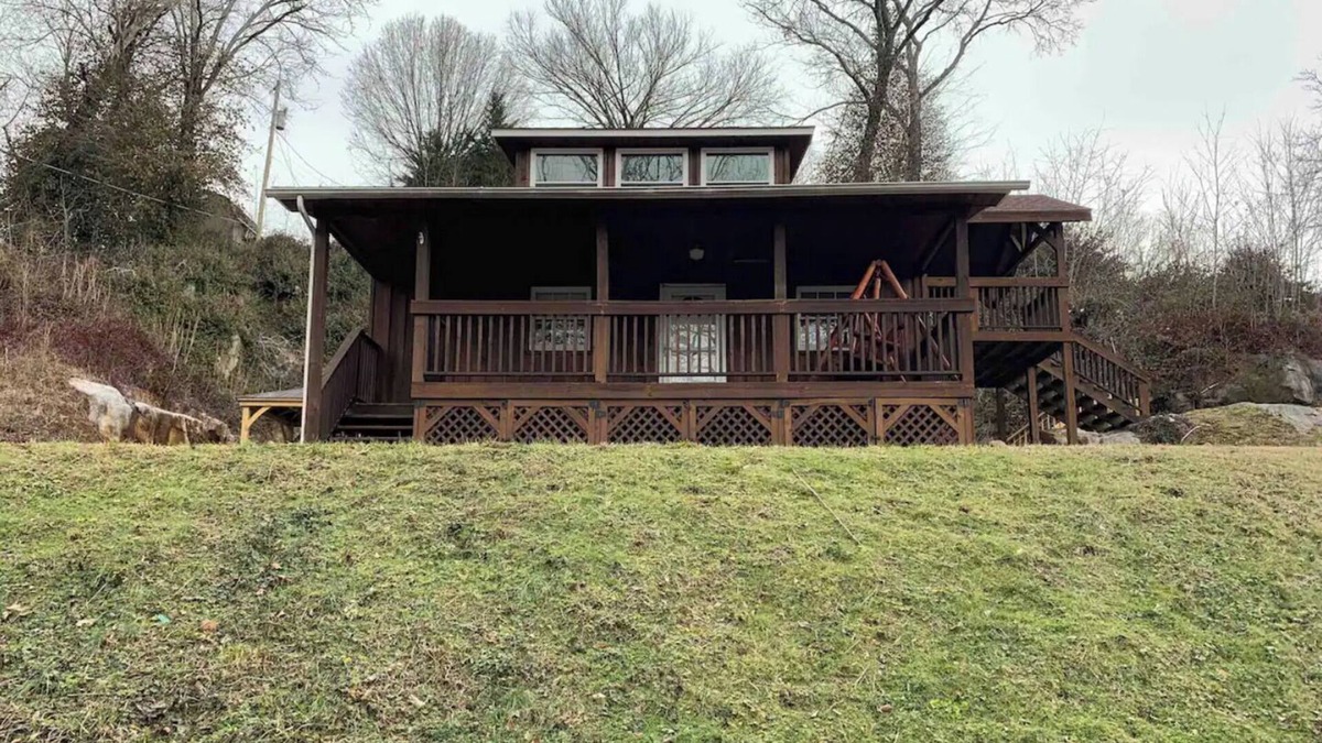 Greeneville Cabin | Nolichuckey River Cabin with hot tub!