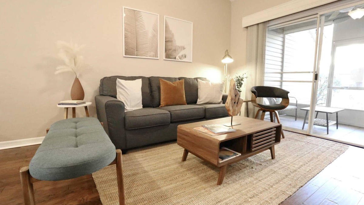 Gainesville Apartment | Nomad Retreat 🧿 King Bed Boutique Condo w Garage