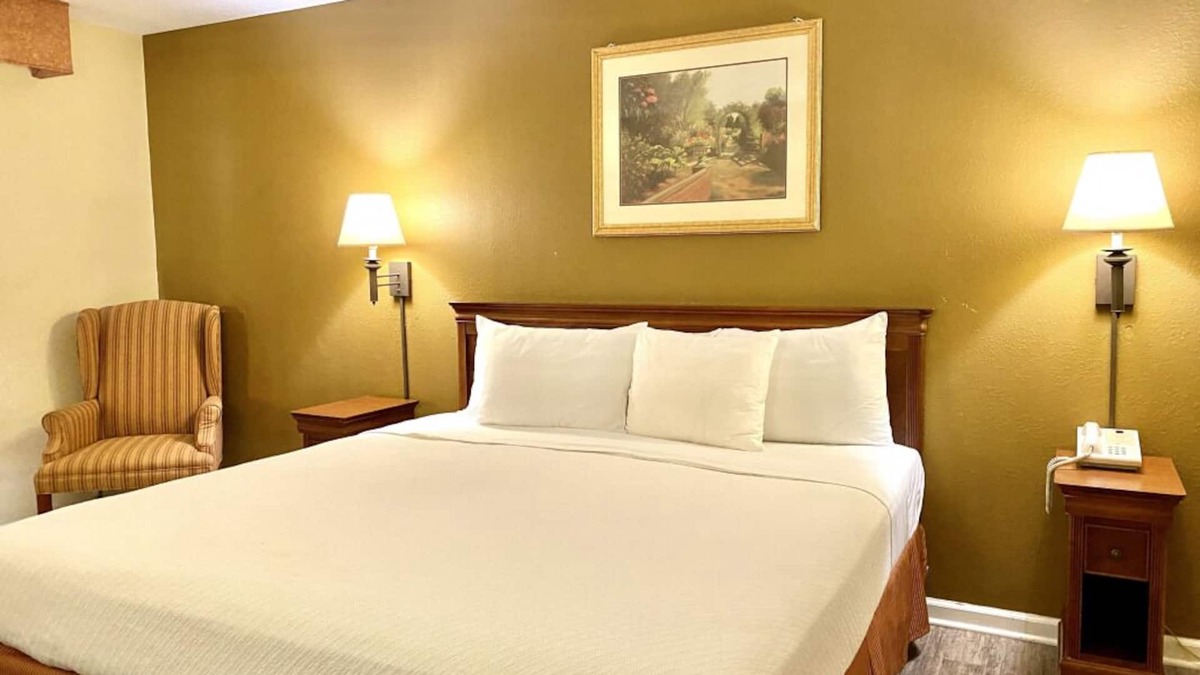 Mount Vernon House | Non-Smoking King Room at FairBridge Inn Express Mt Vernon