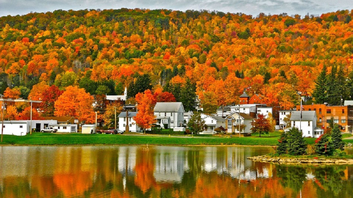 Smethport Apartment | Nook apartment with small deck and lake view