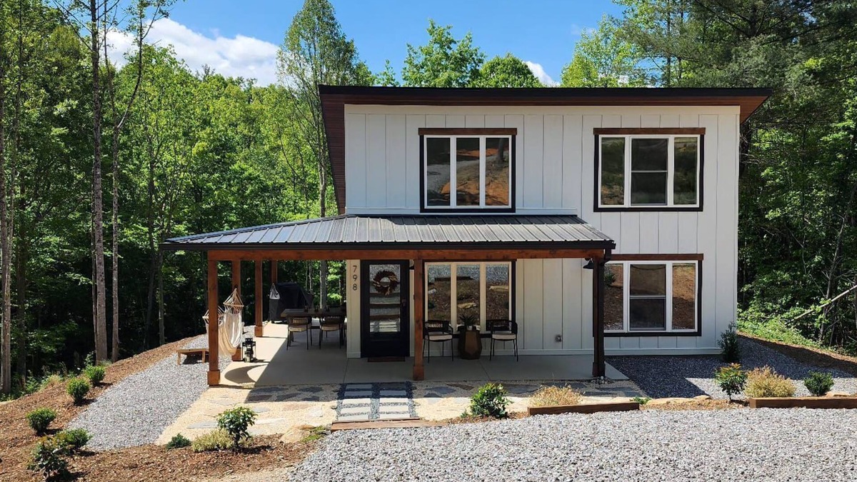 Boomer Cabin | Nook by the Brook- Secluded Luxury Mountain Getaway/Creek/Fire pit/5 Min Lake