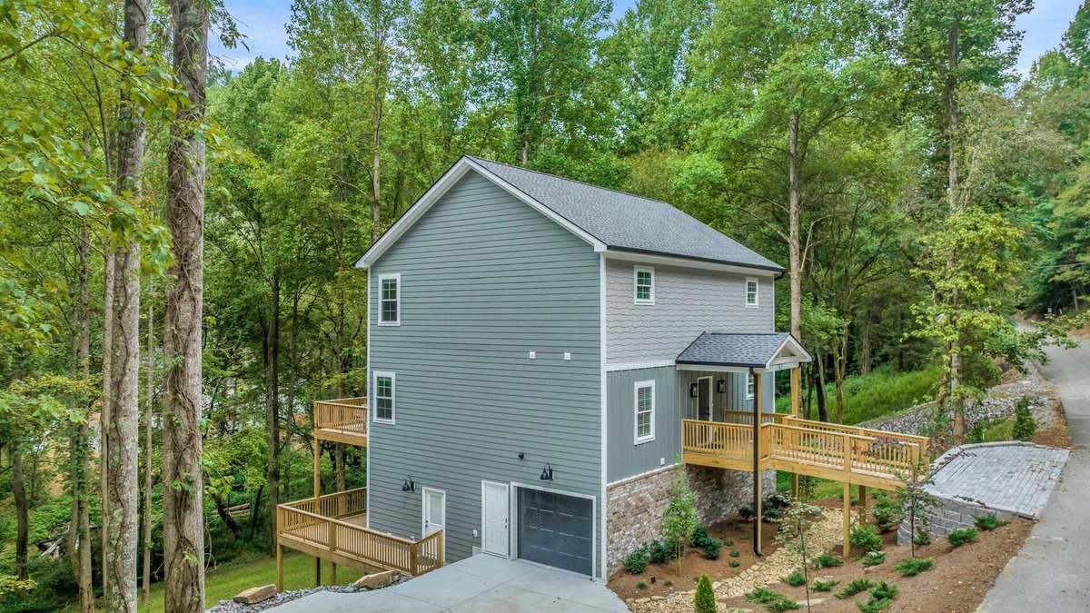 Lancaster House | Noon CHECK IN, 2pm CHECK OUT at Center Hill Lake, 3 Family Suites, sleeps 13