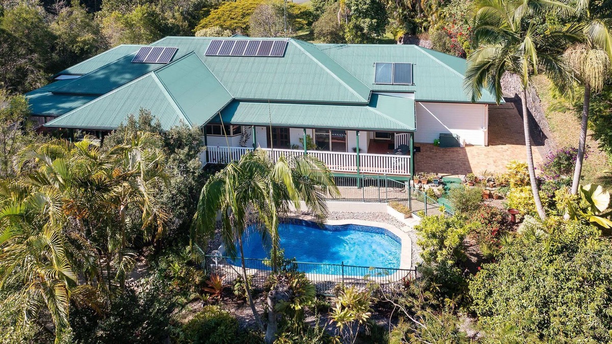 Black Mountain House | Noosa Hinterland Haven - Bring the dogs & the boat
