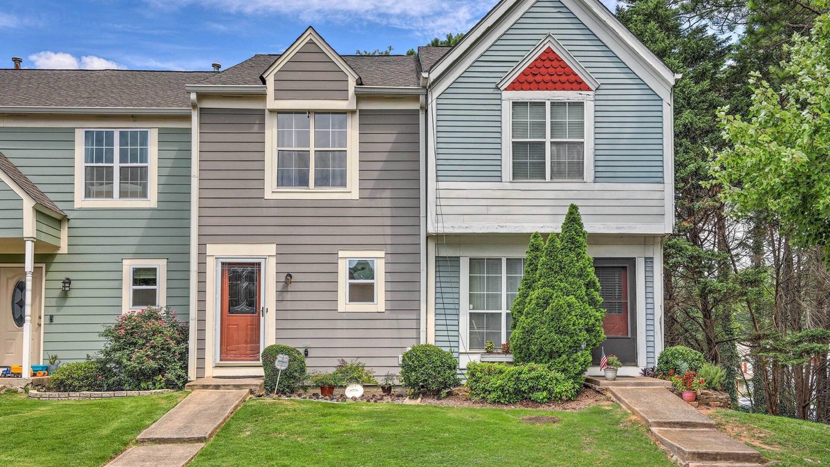 Norcross House | Norcross Townhome ~ 18 Mi to Dtwn Atlanta!