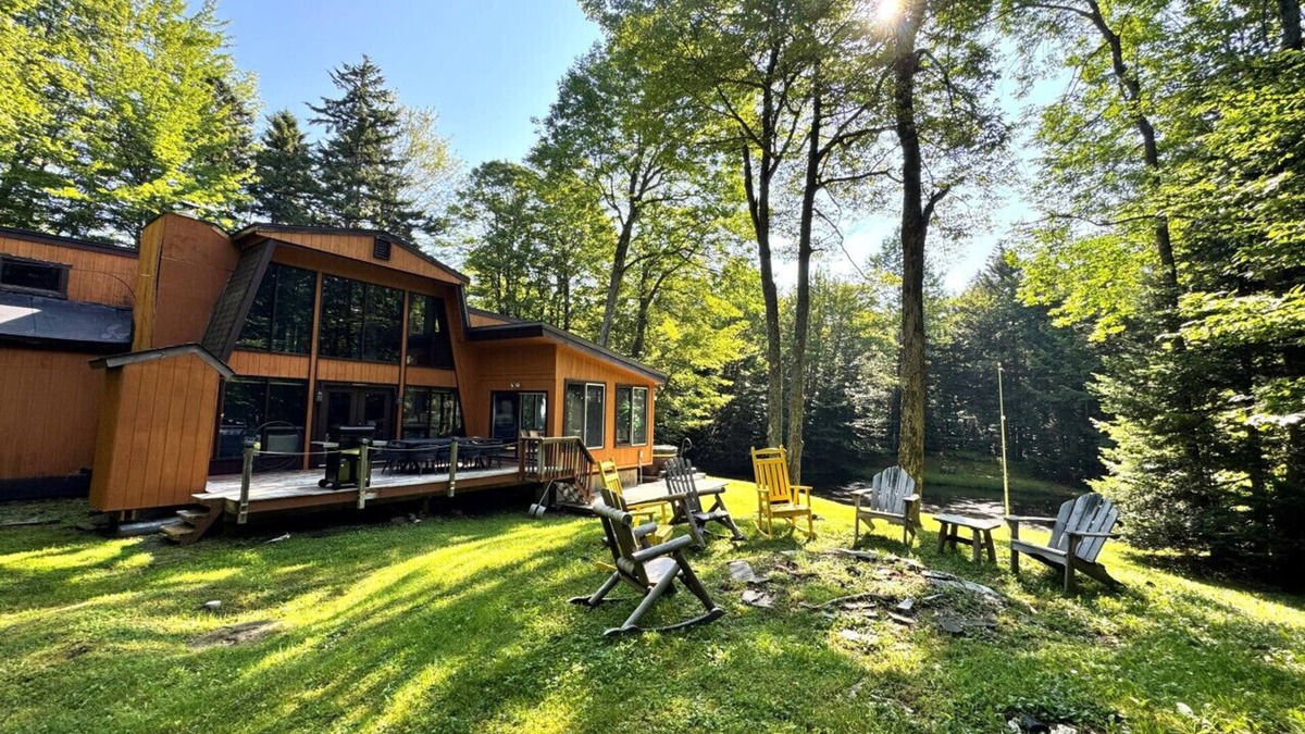 West Dover House | Nordic Chalet- Min to Mt Snow and Haystack. Hot tub, Sauna, Pond