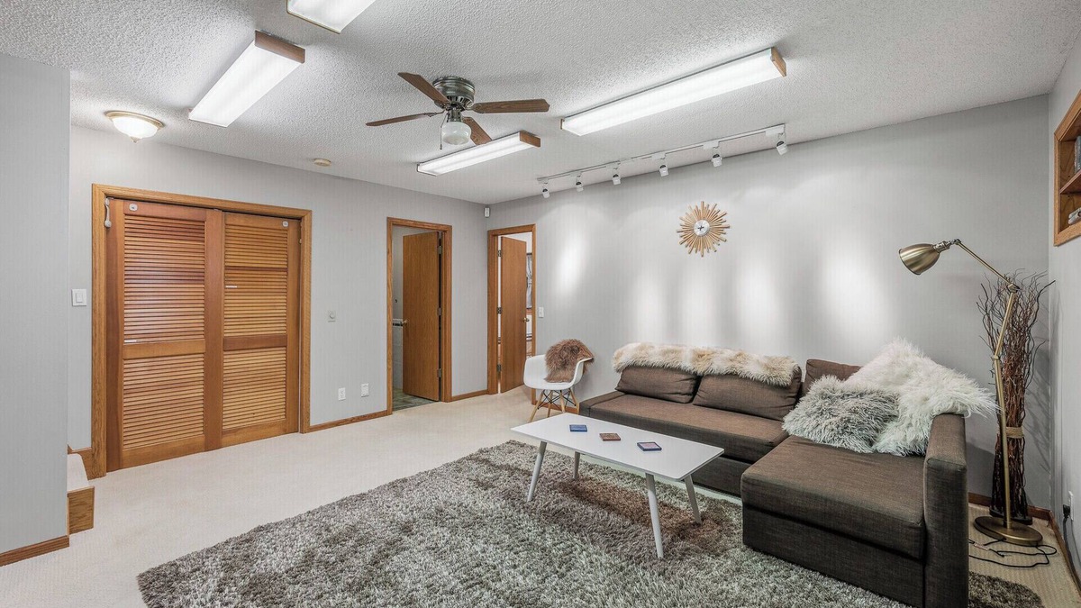 Andover House | ★Nordic MN Apartment with private laundry!★