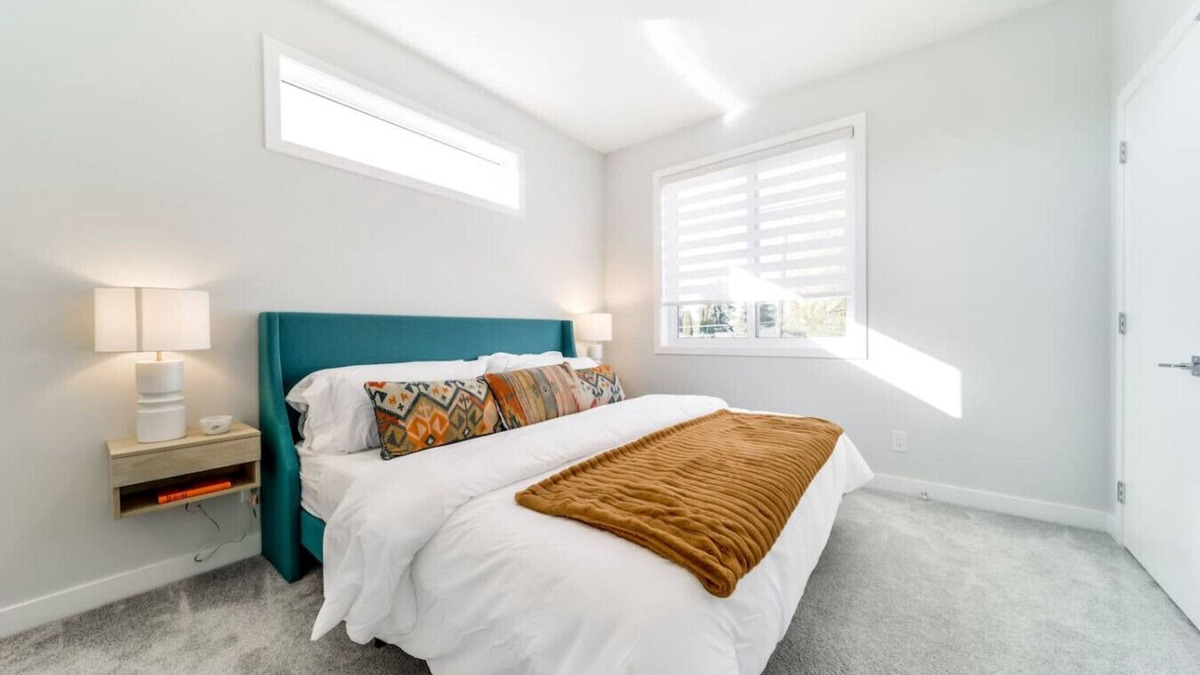 Jasper Place Apartment | Nordic Retreat | 4BR | Min to WEM & DT | AirCon!