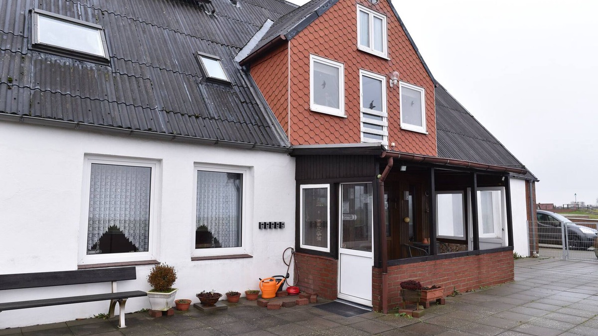Neufeld House | Nordseehaus Op'n'Diek on the dike overlooking the small Priel harbor.