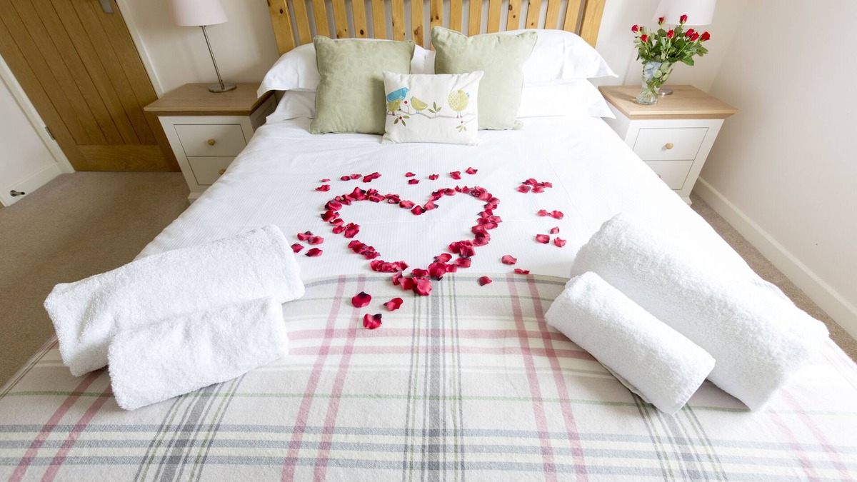 East Dereham Apartment | Norfolk country retreat for two with Pool, Sauna, Gym and Tennis Courts!