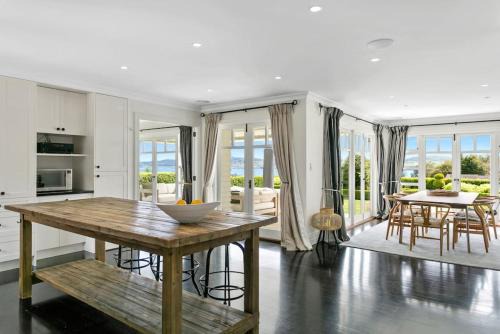 Waipahihi House | Norfolk House, Luxury Villa With Spa and Lake Views