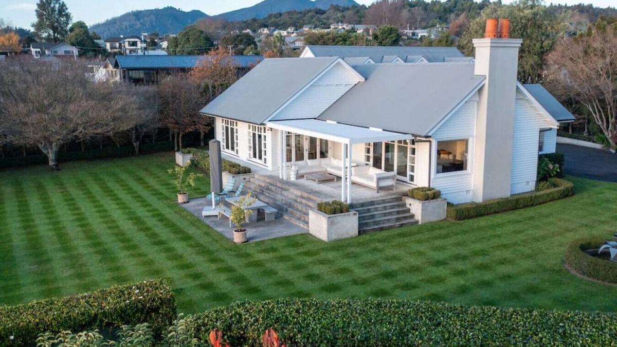 Waipahihi House | Norfolk House - touch of luxury, modern, spacious two storey villa, with spa pool, beautiful grounds
