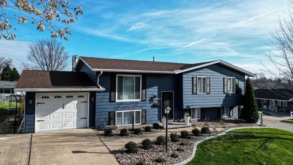 Dubuque House | Norland Getaway, great west end location, Hot Tub-Pet friendly, Arcade!