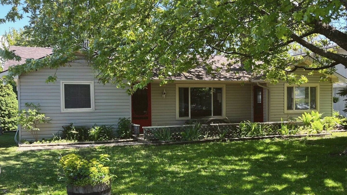 Dashwood House | Norman Heights Cottage - Beach Access