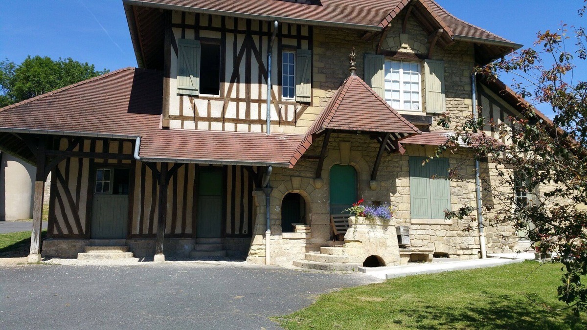 Vaureal House | Norman house in a 20 hectare park, 30 km north-west of Paris