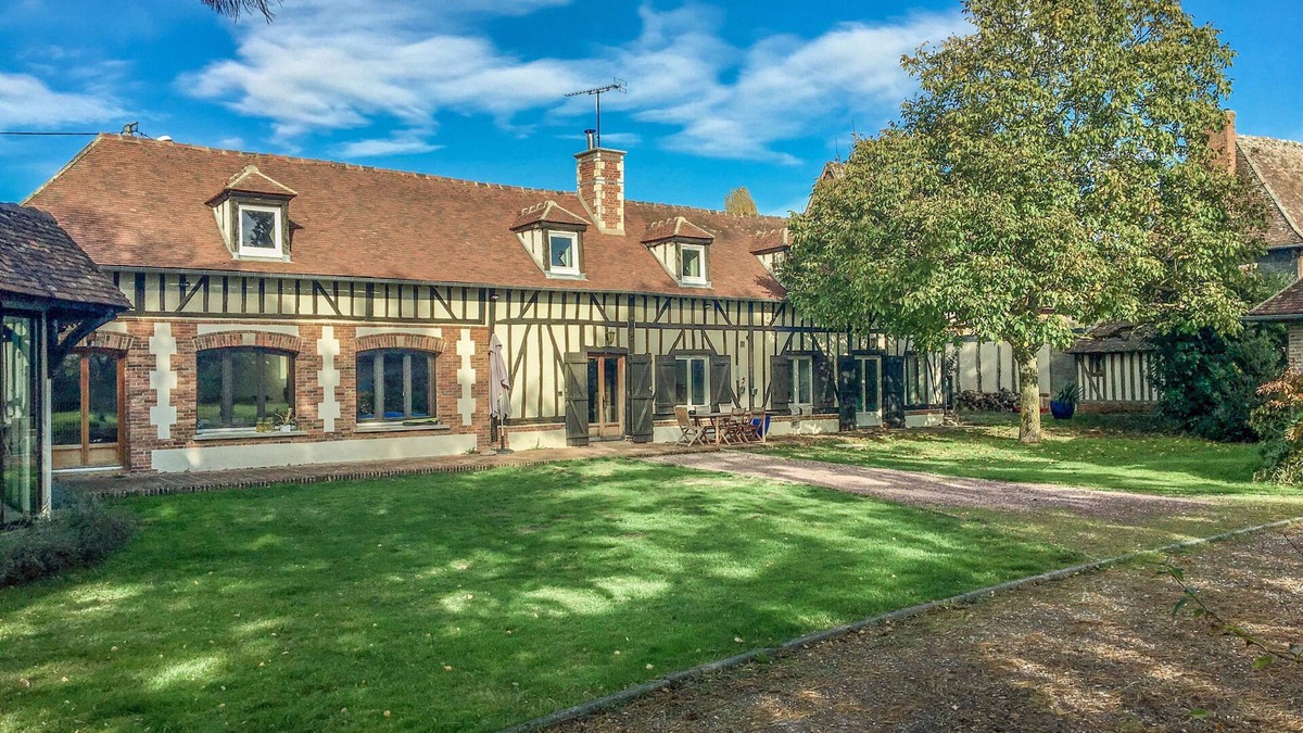 Cauge House | Norman house with swimming pool, billiards, ping-pong and table football