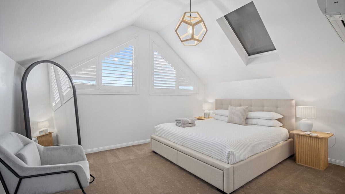 Turvey Park House | Norman's Rest - modern 5-bedroom home in Wagga