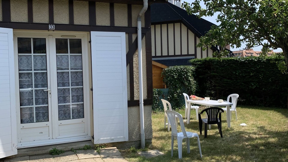 Villers-sur-Mer Cottage | Normandy cottage with private garden 80 m2 300 m from the beach in a quiet location