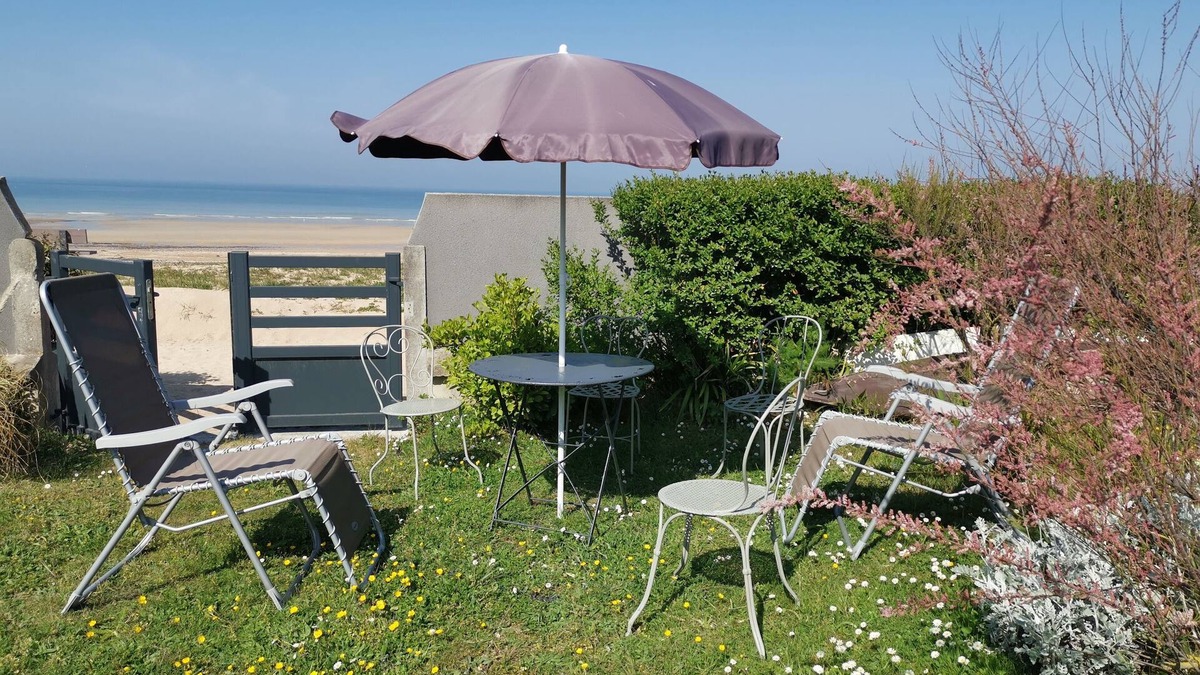 Hermanville-sur-Mer Apartment | Normandy Waterfront, fantastic view, direct access to the beach Appt 3 bedrooms for 6