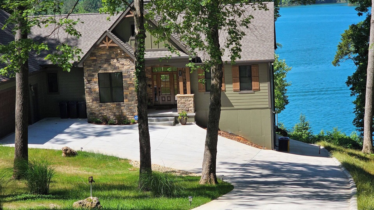 La Follette House | Norris Lakefront Retreat—Family Ready, Private Dock, Fire Pit, Screened Porch ☀️