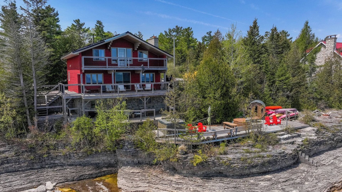 Lion's Head Cottage | Norse Nook Waterfront w/Hot Tub & Sauna