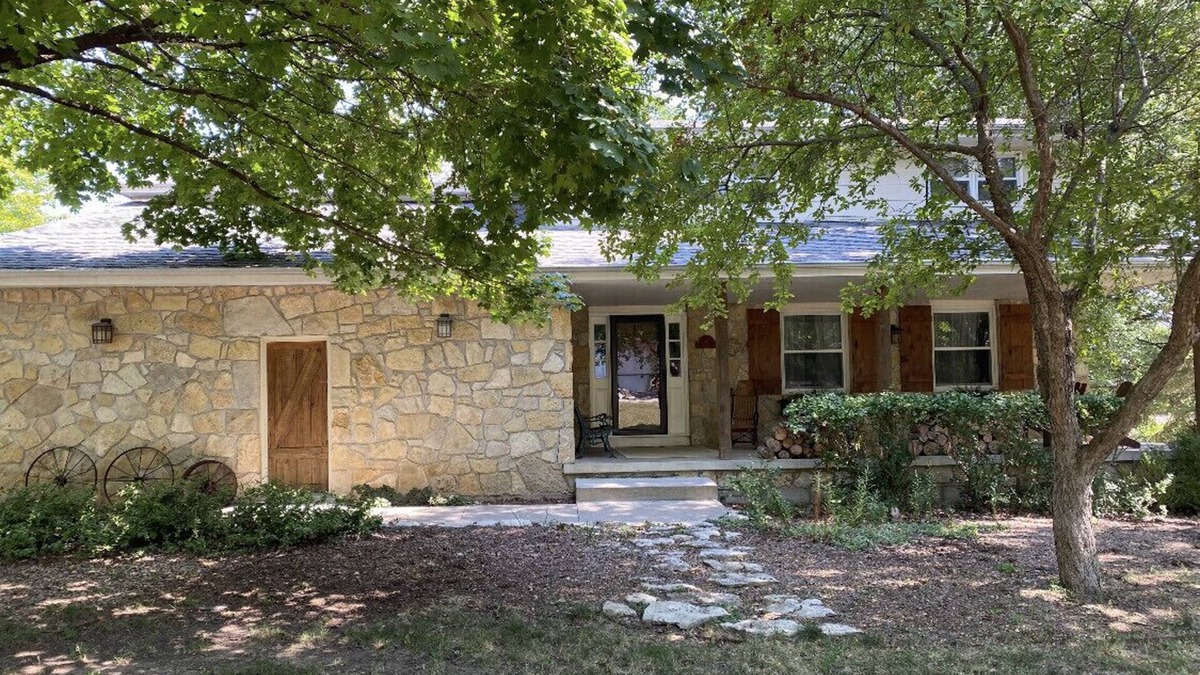 Manhattan House | North Arrow- Warm, Stylish, Edge of Town