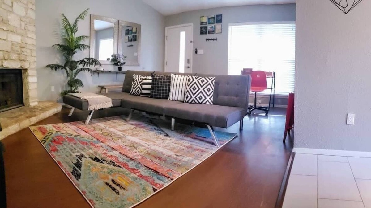 Quail Hollow House | North Austin Hip Duplex