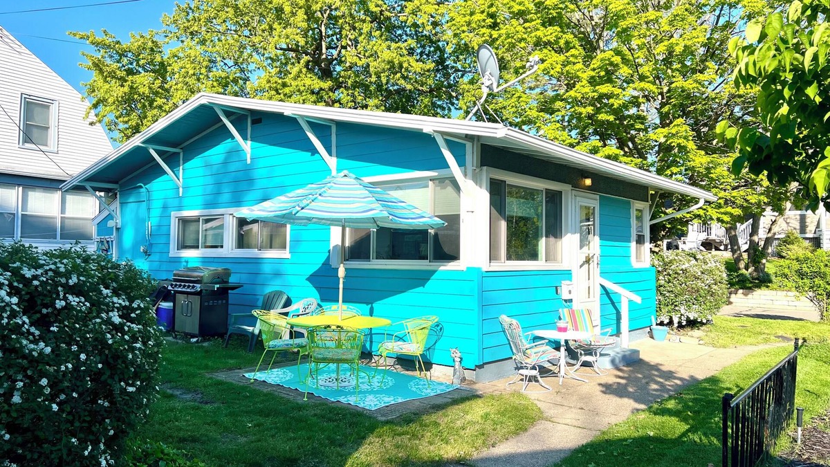 South Haven Cottage | NORTH BEACH - 1 Bed/1 Bath Cottage just steps from the beach & amazing sunsets