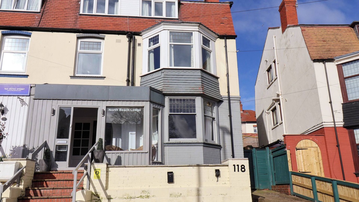 Scarborough Cottage | NORTH BEACH LODGE, pet friendly, with hot tub in Scarborough