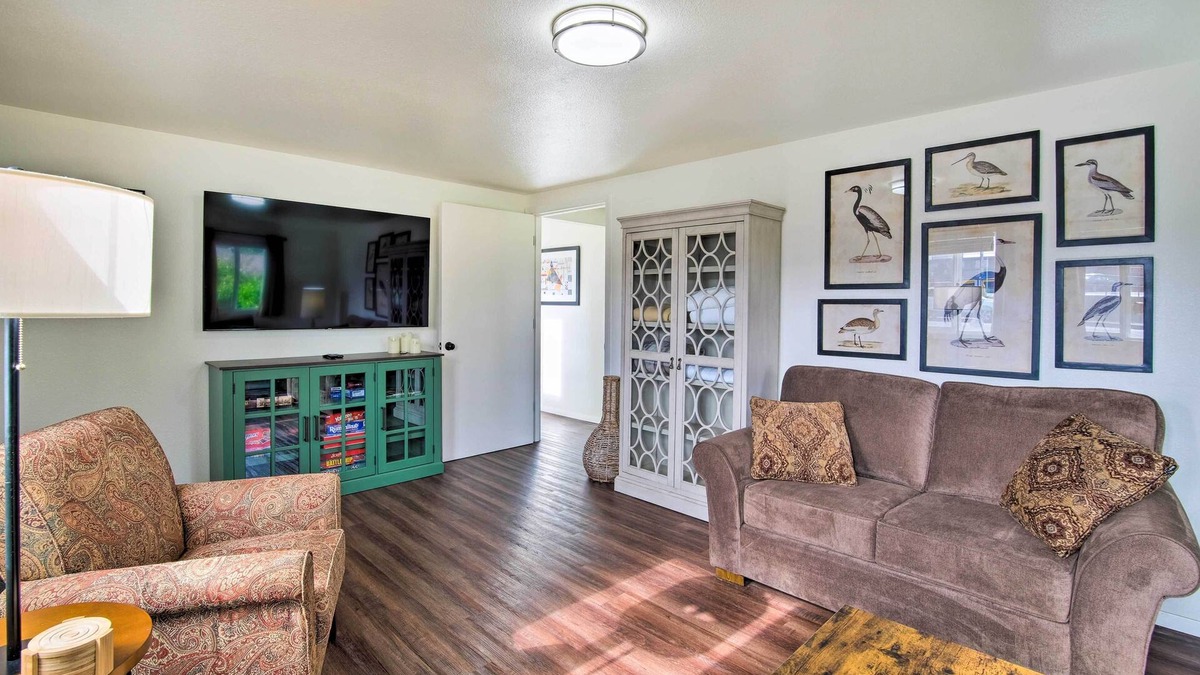 North Bend House | North Bend Home w/Cornhole Court & Putting Green