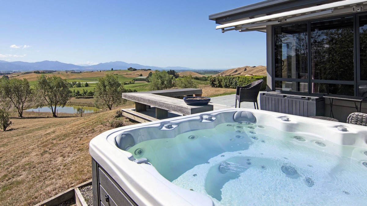 Shakespeare Bay House | North Cob - Fairhall Holiday Home