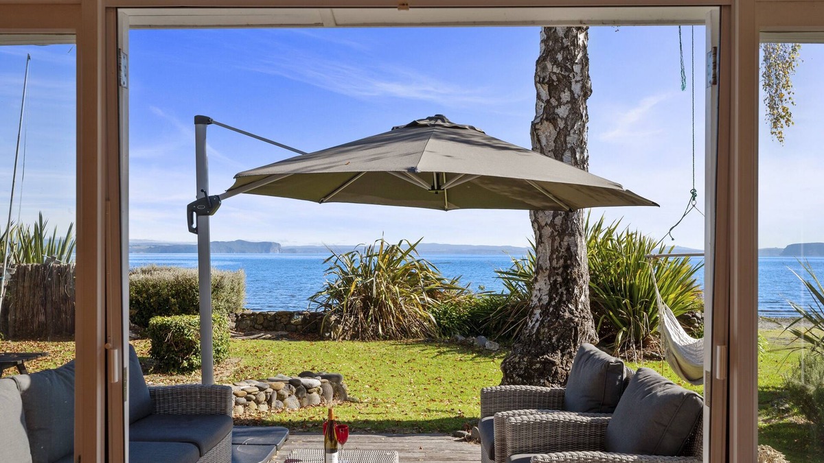 Taupo District Cottage | North Cole Cottage - Hatepe Lake Front Home