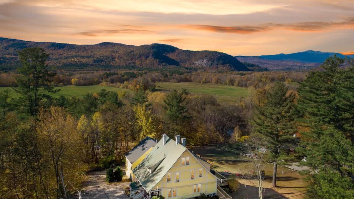 North Conway House | North Conway Getaway | Hot Tub, Pool & Sleeps 25!