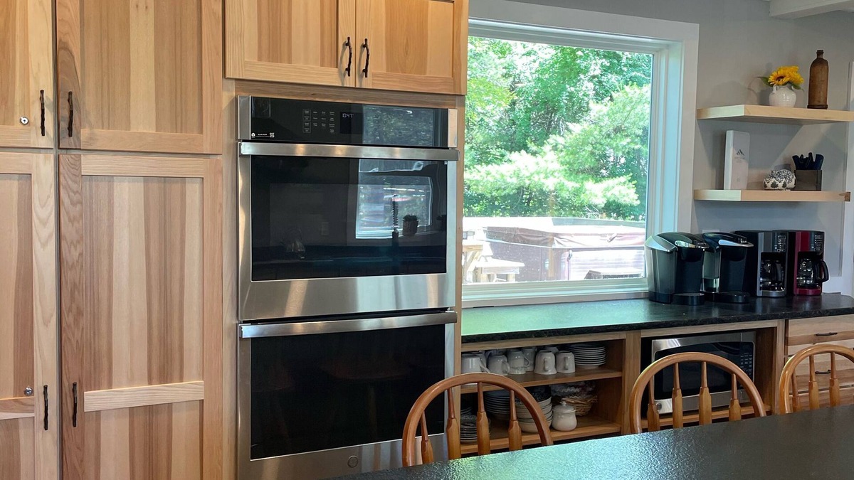 North Conway House | North Conway! Mins to 3 Ski Resorts Sleeps 22 with 9 bedrooms & outdoor Hot Tub!