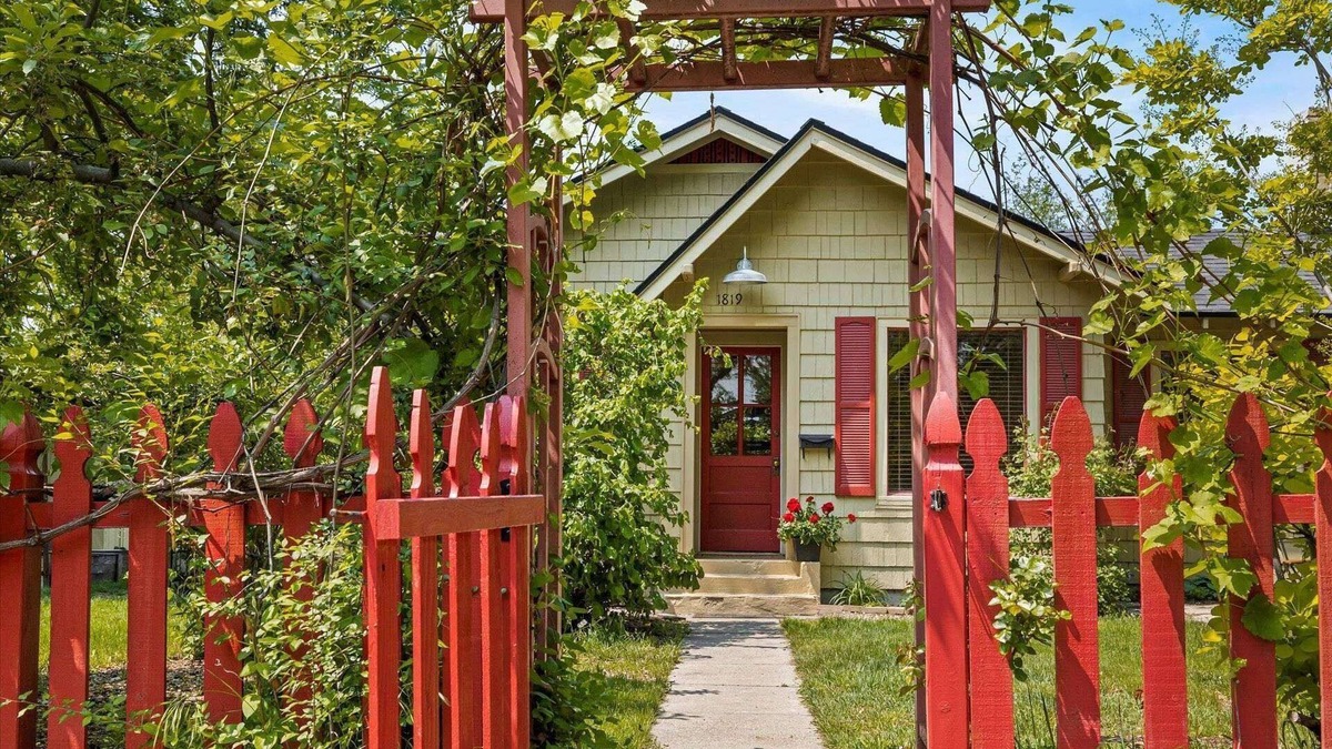 Sunset House | North End Charm: Cozy Cottage with Fireplace, 2 Bikes, Tree Swing, and a Dog-Friendly Fenced Yard!
