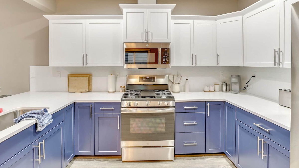 Sunset House | North End/Stay in Boise’s coveted North End! This 4BR/3BA retreat blends modern style with Boise Blue charm. Minutes from downtown, Hyde Park, Camel’s Back Park, 13th Street and the Greenbelt. Relax in the backyard oasis.